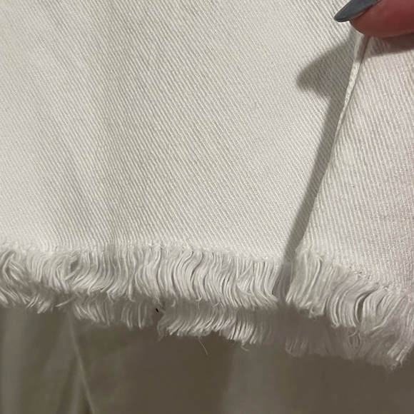 30. 7 For All Mankind white skinny denim pant with raw hem. Size 29 - Picture 11 of 13